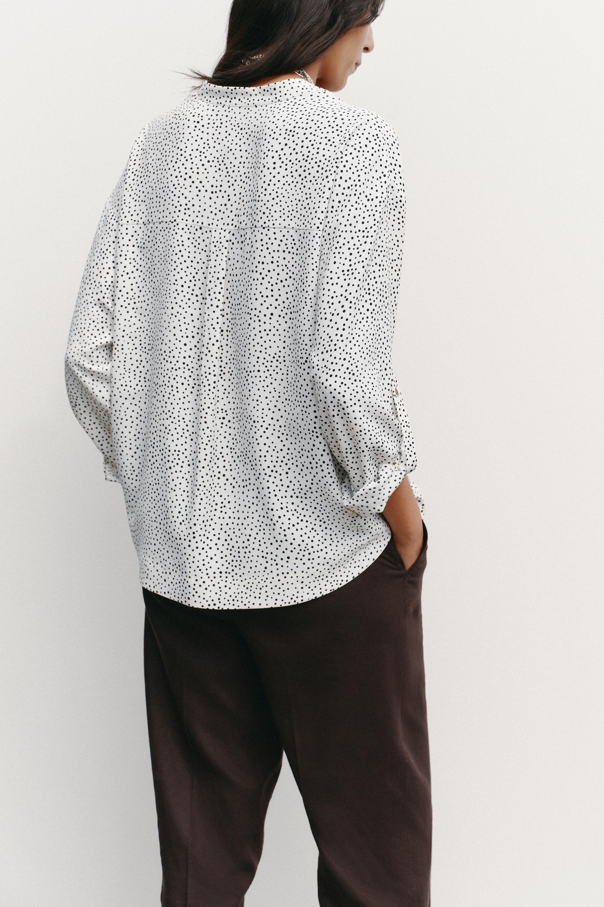 Blouse blanche à petit points noir manche longue - Zara