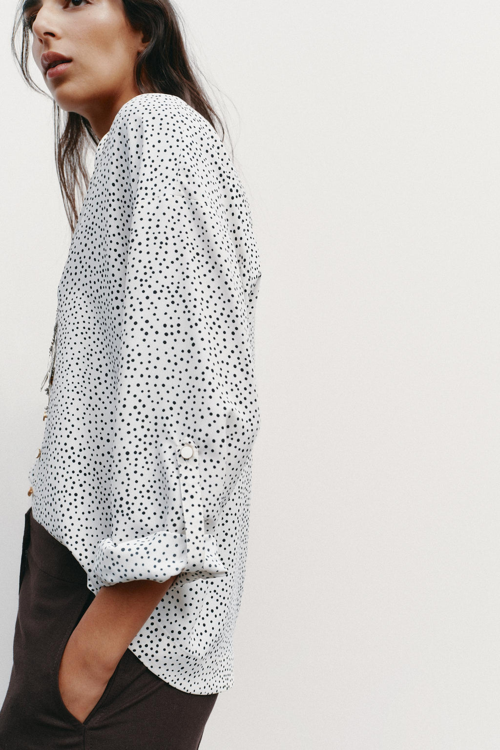 Blouse blanche à petit points noir manche longue - Zara