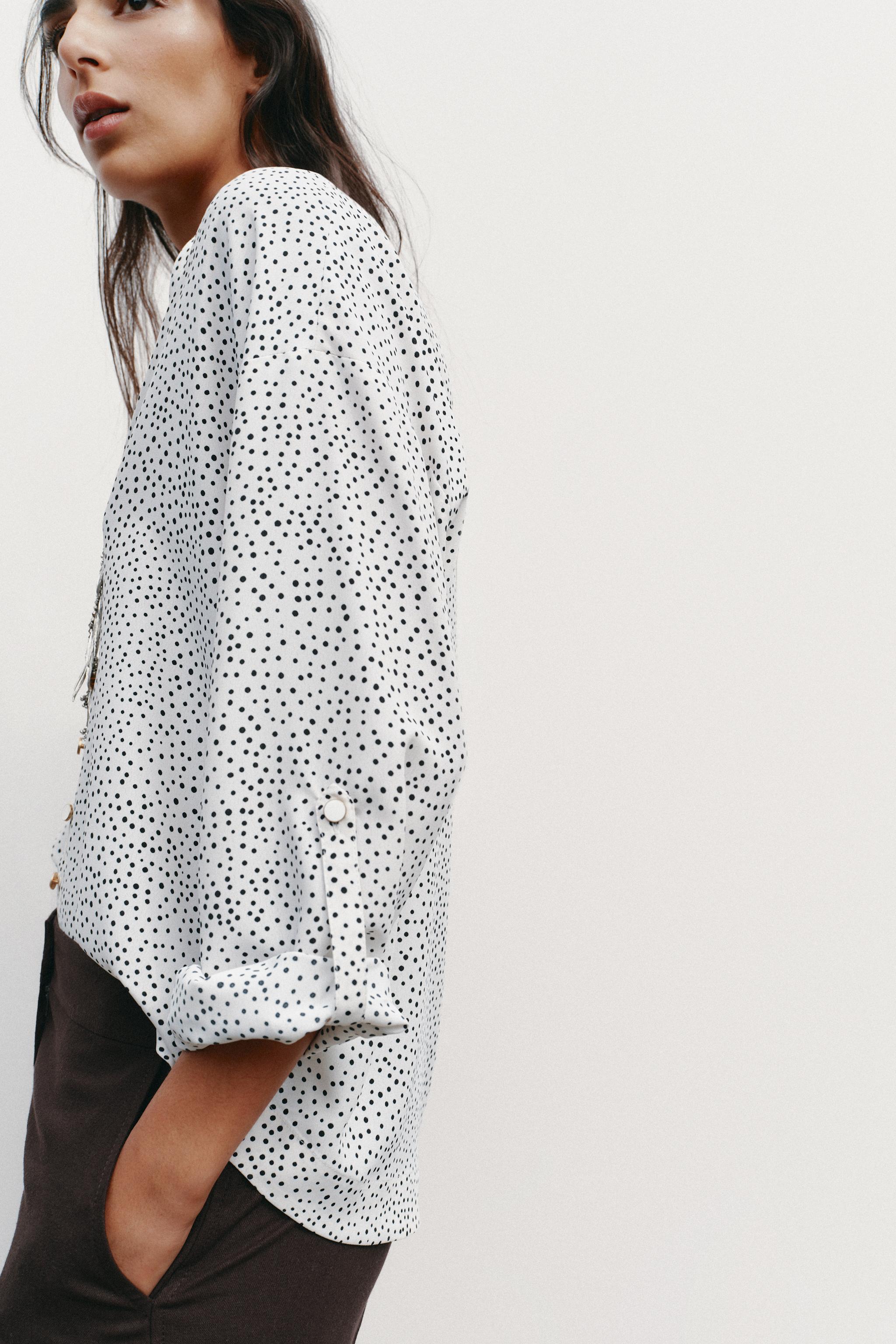 Blouse blanche à petit points noir manche longue - Zara
