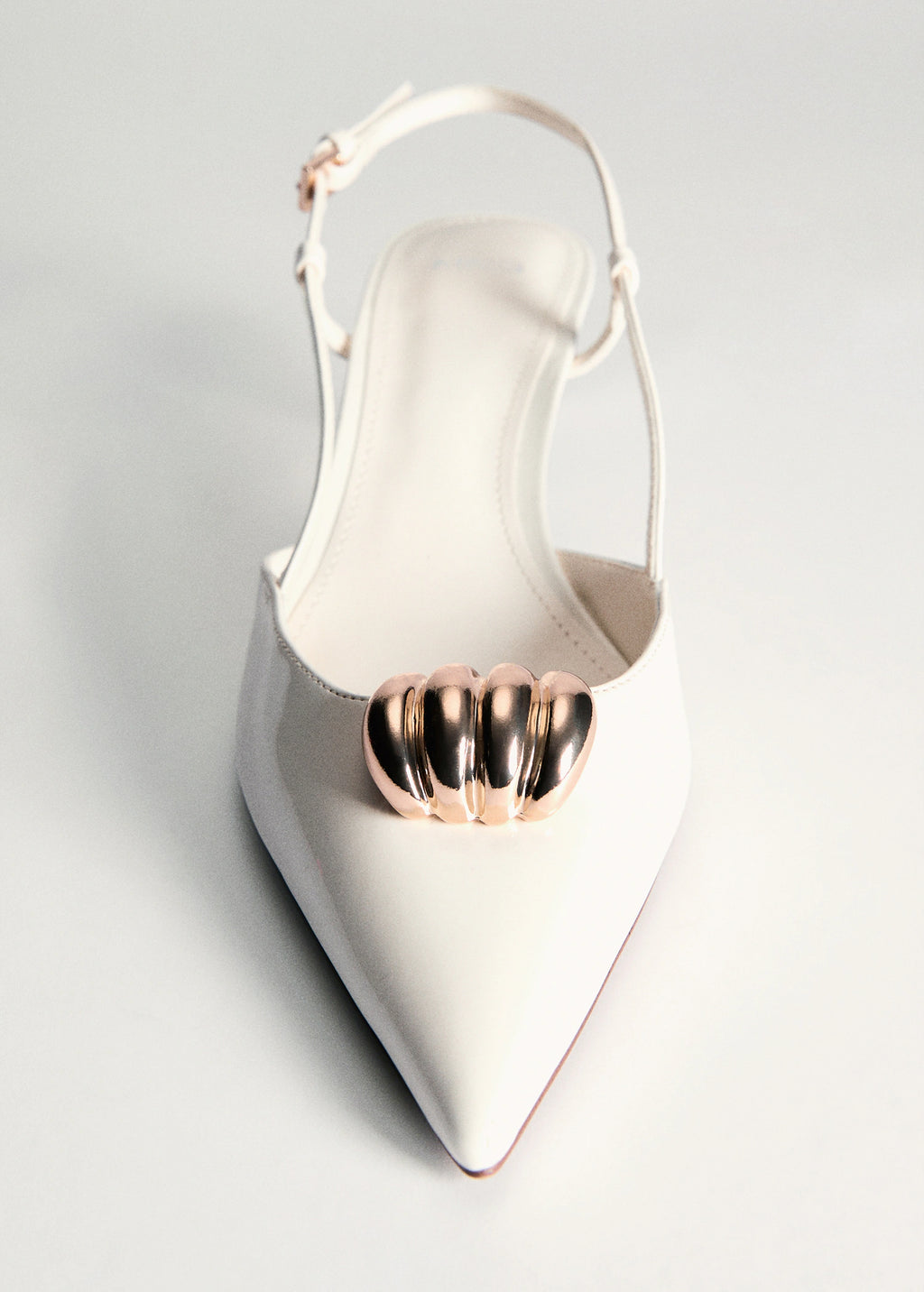 Chaussure demi talon blanche détaille dorée -mango