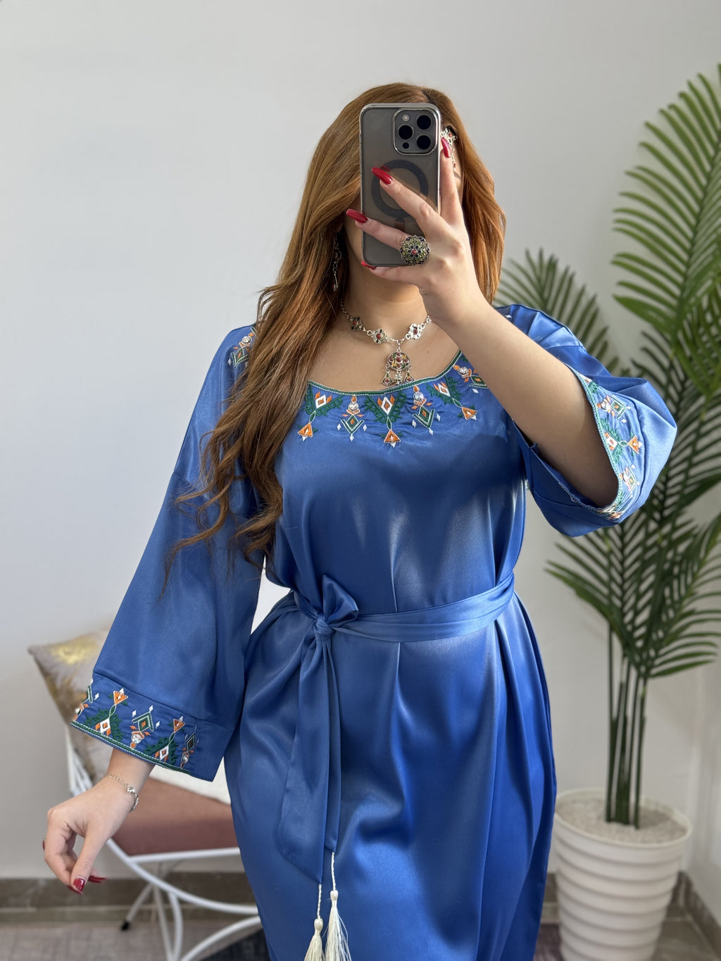Robe yennayer satiné brodé