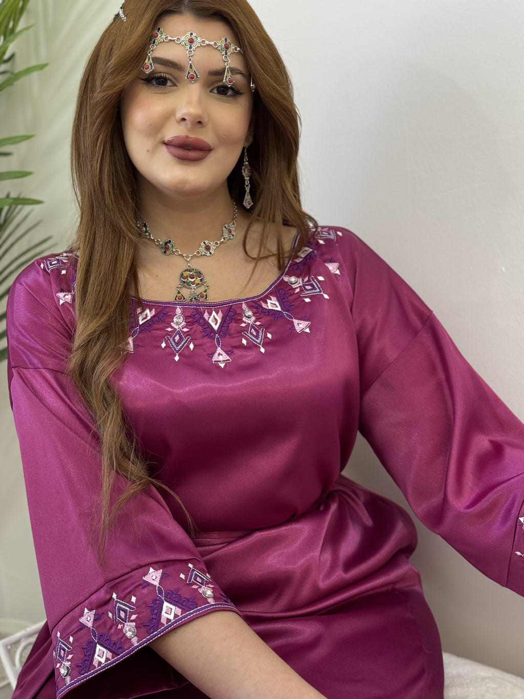 Robe yennayer satiné brodé