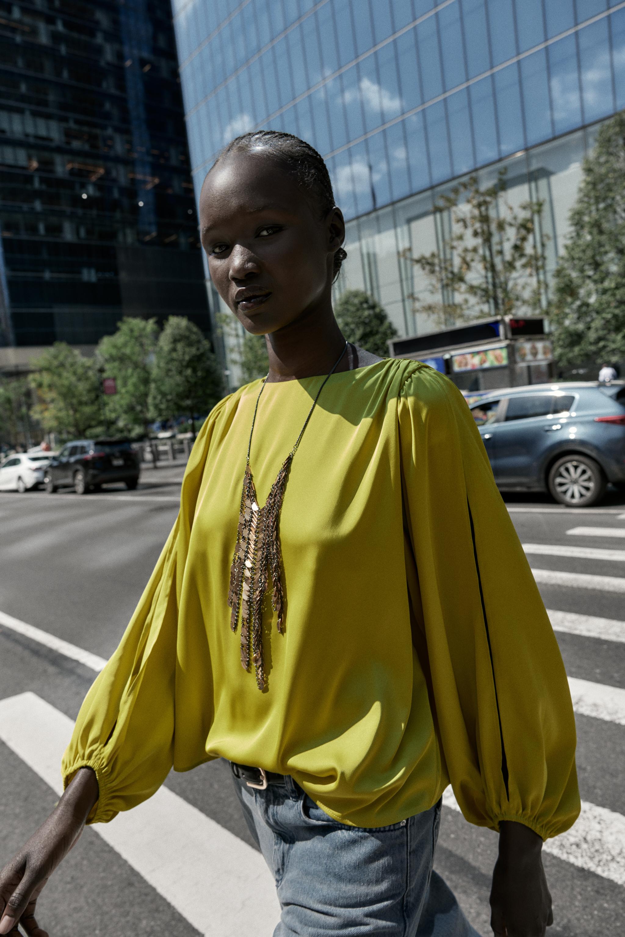 Blouse satiné verte manches bouffantes - Zara